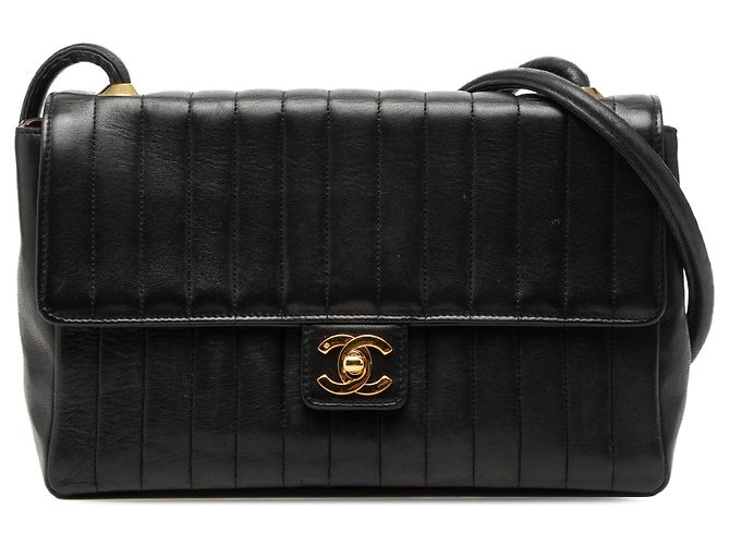 Bolsa Tiracolo Chanel Medium Vertical Quilted em pele de cordeiro preta com aba simples Preto