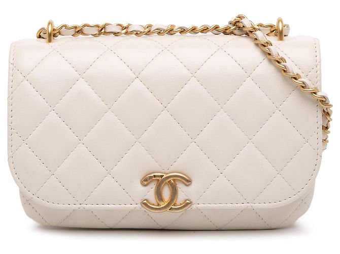 Bolsa Chanel Flap de pele de cordeiro brilhante acolchoada branca com corrente Branco