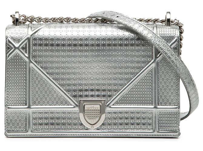 Borsa a tracolla Diorama con patta Microcannage in vernice metallizzata argento, dimensione Medium