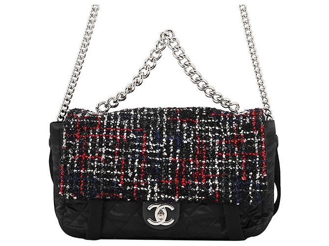 Chanel Astronaut Essentials Klappentasche aus gestepptem Tweed und Nylon in Schwarz