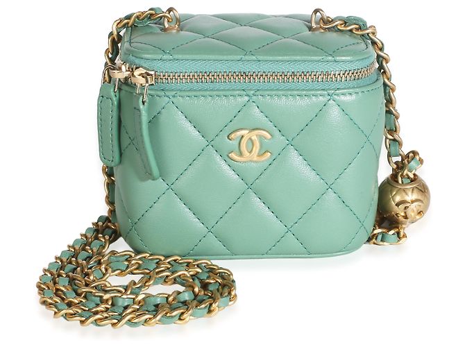 Mini Vanity Case Chanel Pearl Crush em pele de cordeiro acolchoada verde com corrente