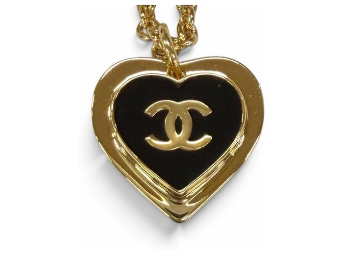 Colar com pingente Chanel I26P Coco Mark Heart Preto Dourado