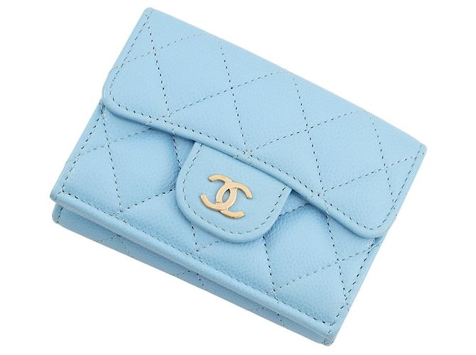 Cartera tri-fold Chanel en piel de becerro granulada azul claro