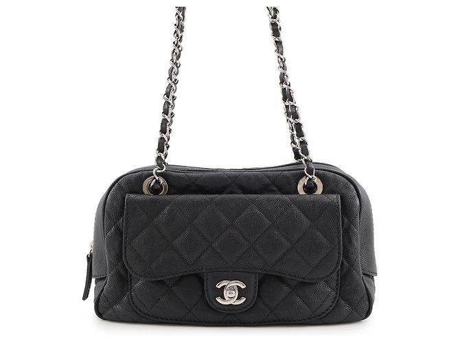 Bolsa de ombro Chanel Matelassé em couro de bezerro granulado preto