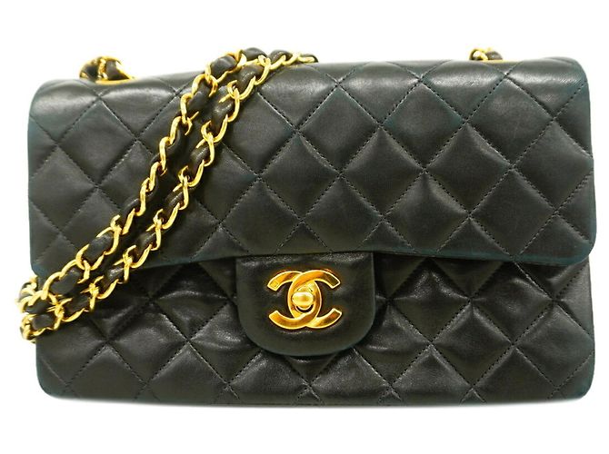 Borsa a tracolla Chanel in pelle d'agnello matelassé nera Nero