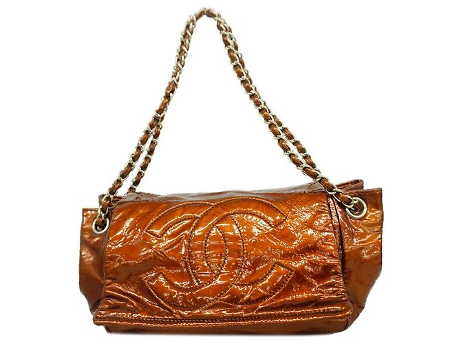 Bolsa de ombro Chanel em couro envernizado marrom
