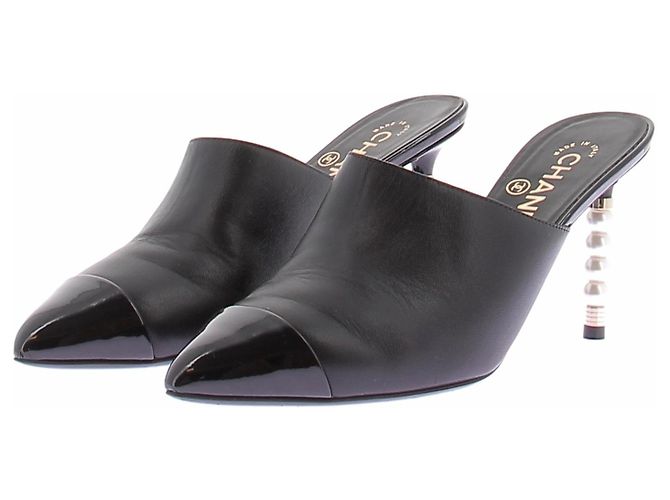 Chanel Schwarze Mules mit spitzer Kappe und Perlen am Absatz