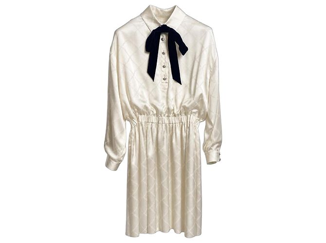 Chanel 23C Ecru Blouson-Kleid aus Jacquard-Seide mit Samtschleife FR 40