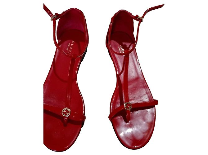 Gucci Rote Lackledersandalen mit GG-Logo