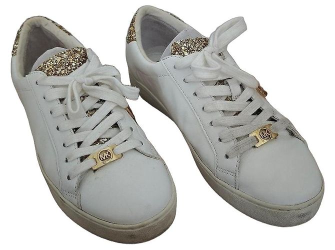 Sapatilhas Michael Kors em pele branca e glitter dourado