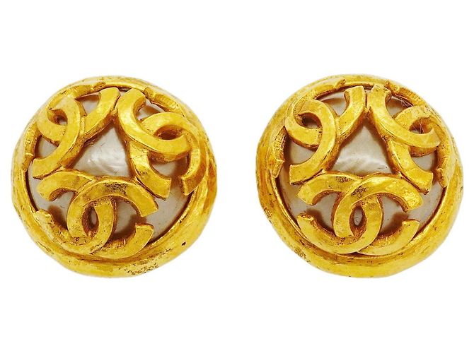 Brincos de pressão Chanel dourados com marca Coco