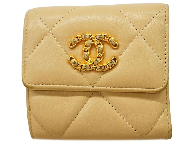 Carteira tri-fold Chanel em pele de cordeiro bege