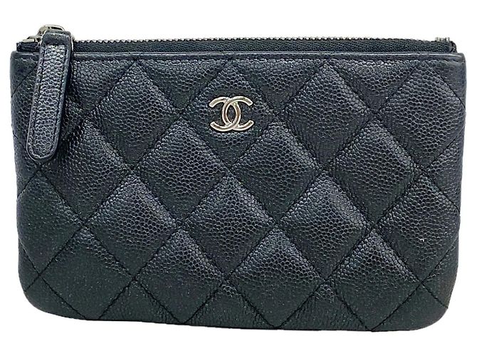 Monedero Chanel de piel de becerro granulada negra
