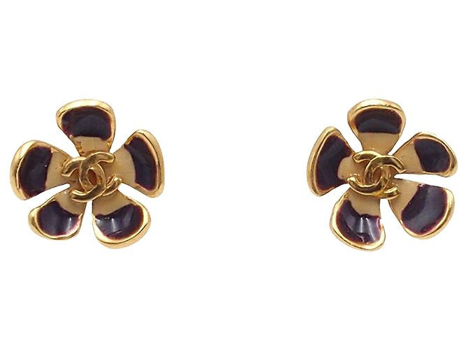 Boucles d'oreilles Chanel CC plaquées or avec fleurs laquées