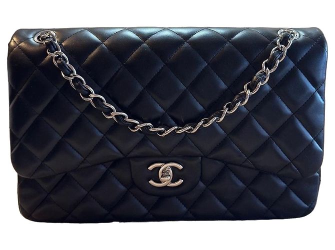 Timeless Bolsa de ombro Chanel Jumbo em pele de cordeiro acolchoada preta, seminova
