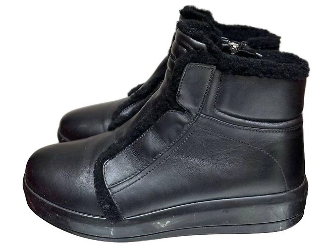 Botas de cano curto Prada em couro preto forradas com pele de carneiro EU 38 usadas