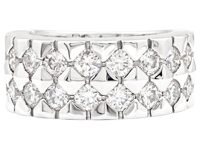 Anillo Boucheron, oro blanco y diamantes.