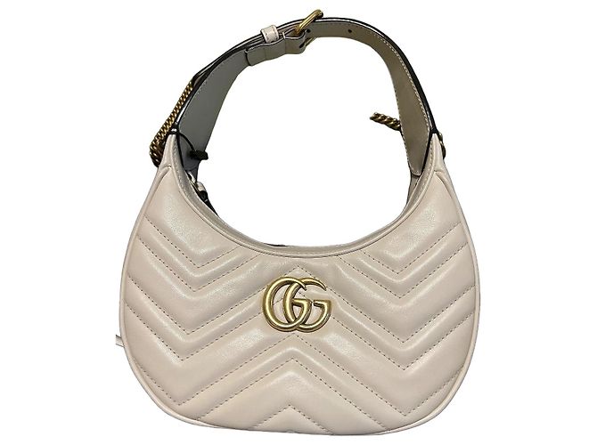 Bolsa Gucci Marmont em pele acolchoada branca em meia lua