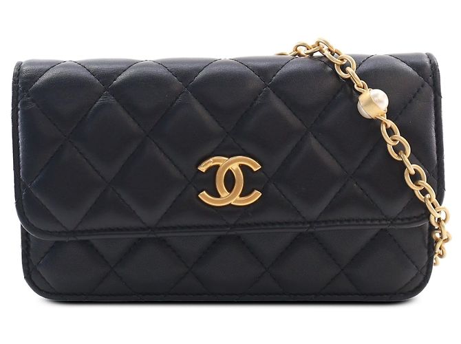 Wallet On Chain Chanel Portefeuille porté épaule en agneau matelassé noir avec CC, émail et perles