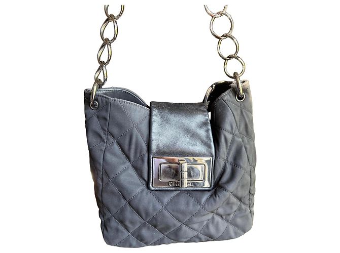 Borsa Chanel trapuntata in nylon e pelle nera