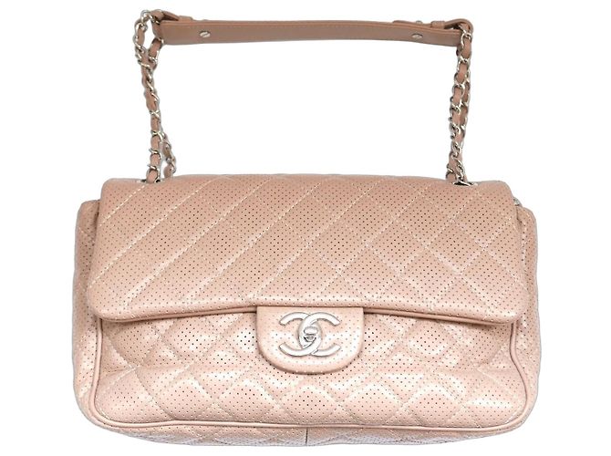 Chanel Classique Flap Bag en cuir perforé beige