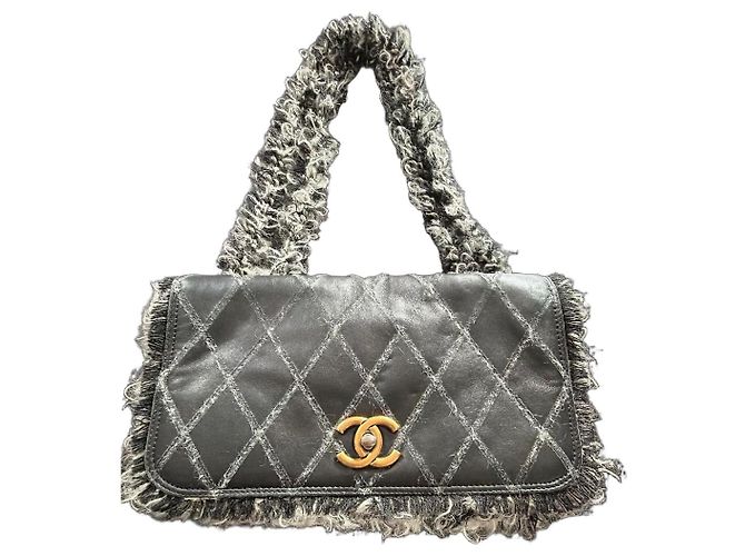 Chanel Bolsa de aba acolchoada em couro preto e tweed