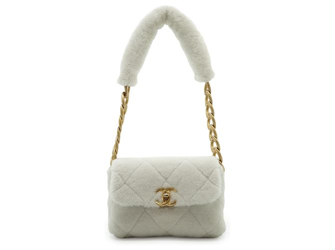 Chanel Bolsa de ombro com corrente e aba em shearling matelassê