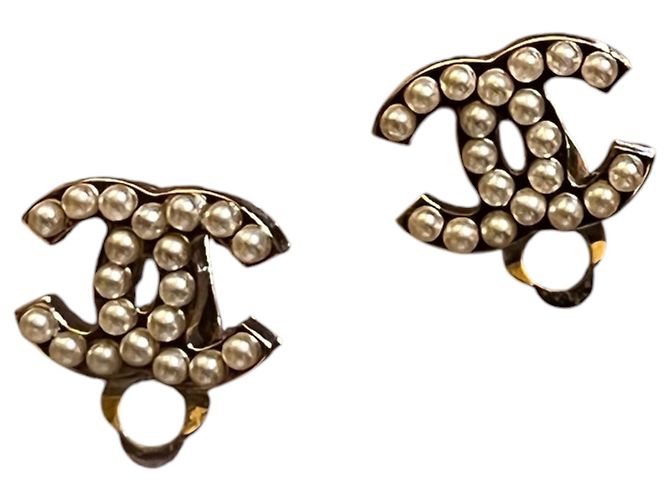 Boucles d'oreilles clips Chanel CC plaquées or et fausses perles