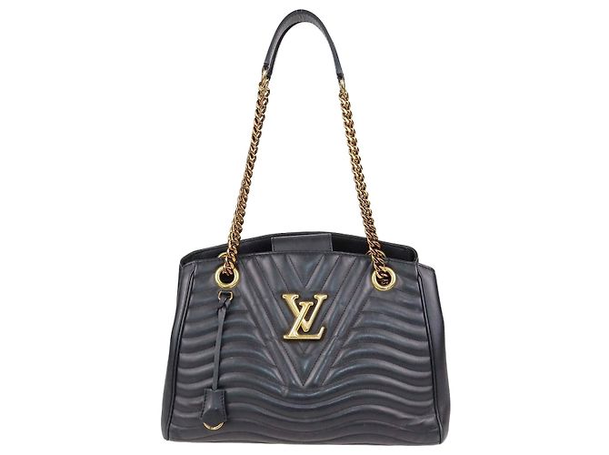 mala Louis Vuitton New Wave em couro preto com corrente
