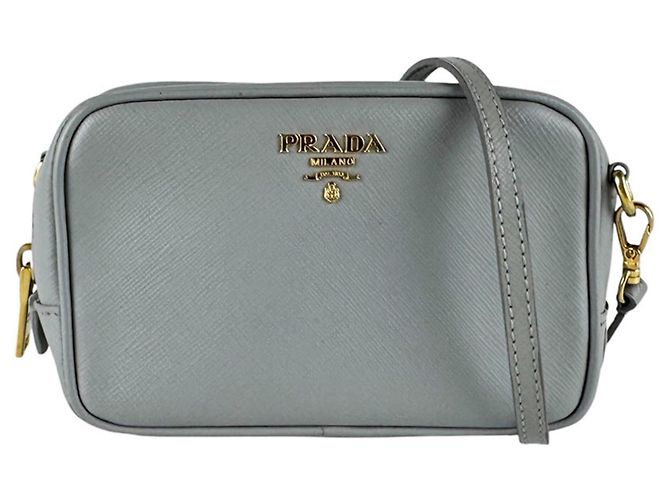 Bolsa de ombro Prada em couro cinza