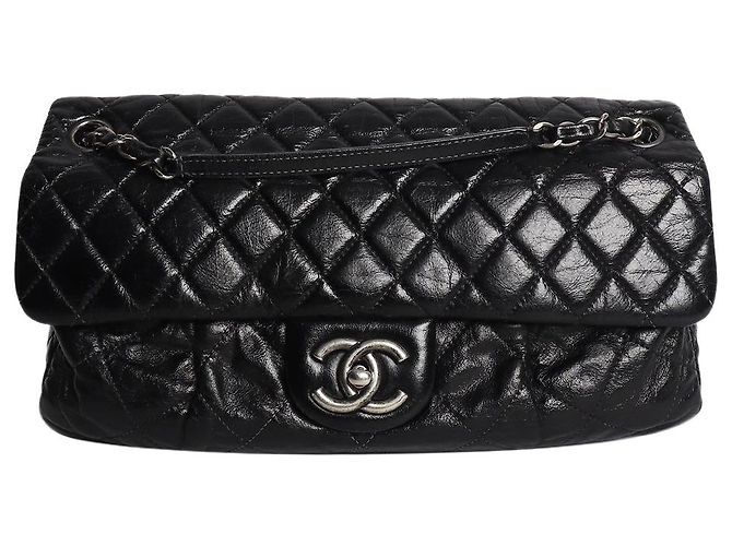 Chanel Bolsa de ombro acolchoada em pele de cordeiro preta 2010