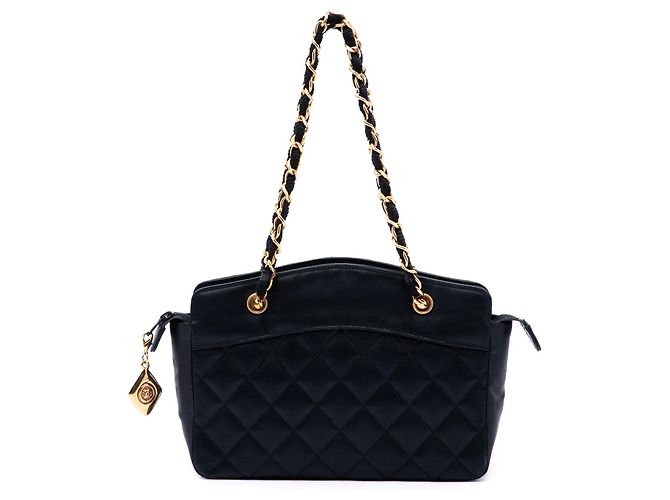 Bolsa de mão Chanel em cetim acolchoado preto com fecho zip CC