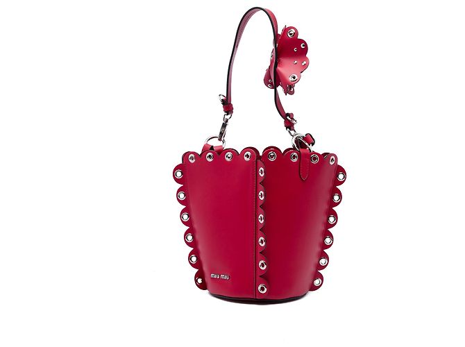 Bolsa Bucket Miu Miu em couro de bezerro vermelho com bordas recortadas e ilhoses