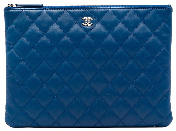 Clutch Chanel Blue Medium Quilted Lambskin O Case