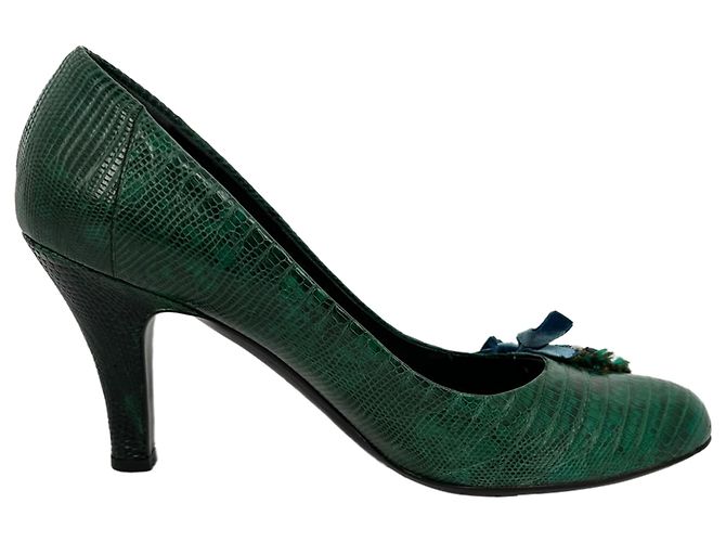 Sapatos de salto Prada em couro verde com cristais