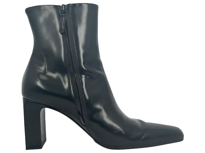 Stivaletti Balenciaga in pelle nera con punta a punta e zip