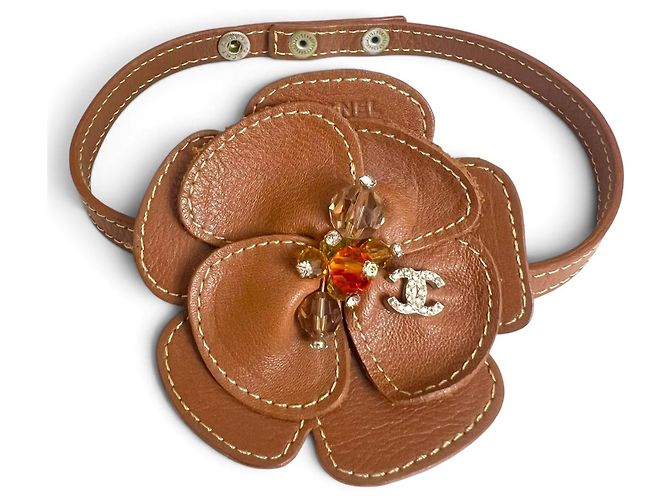 Chanel 05A Collar Choker de cuero marrón Camelia