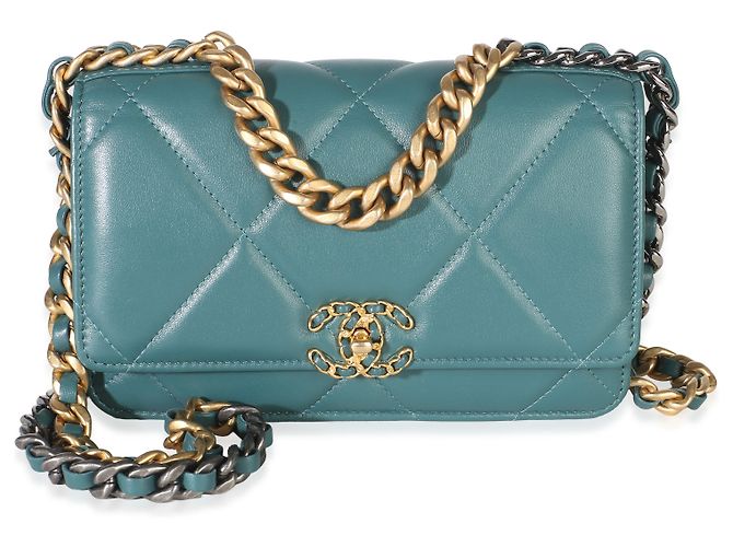 Chanel 19 Wallet On Chain em pele de cordeiro acolchoada verde escuro