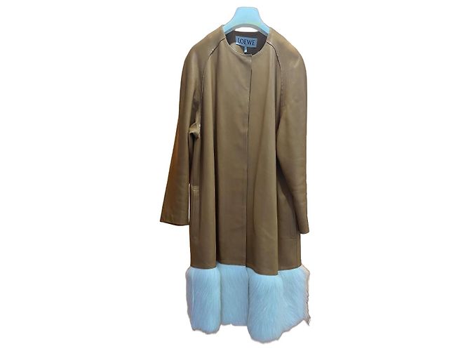 Casaco de couro camel Loewe com detalhes em pele branca