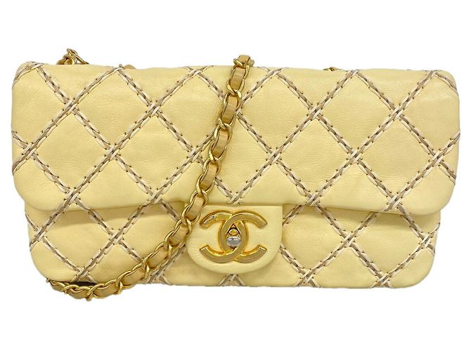 Bolso de hombro Chanel de cuero amarillo