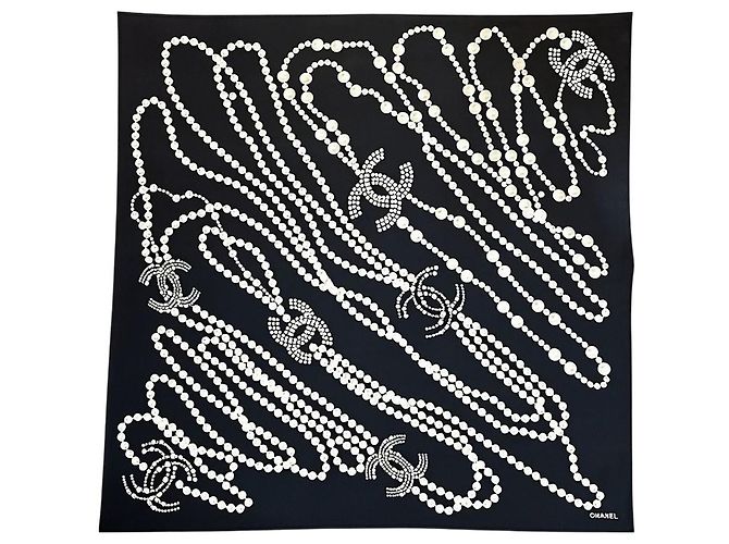 Pañuelo Chanel negro con perlas