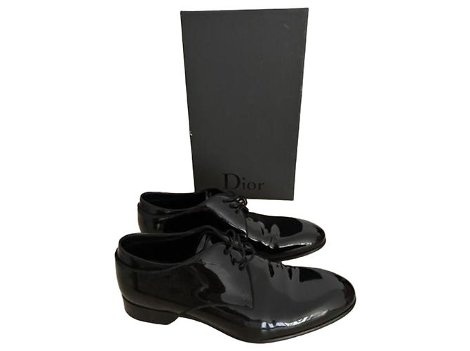 Sapatos de verniz preto Dior