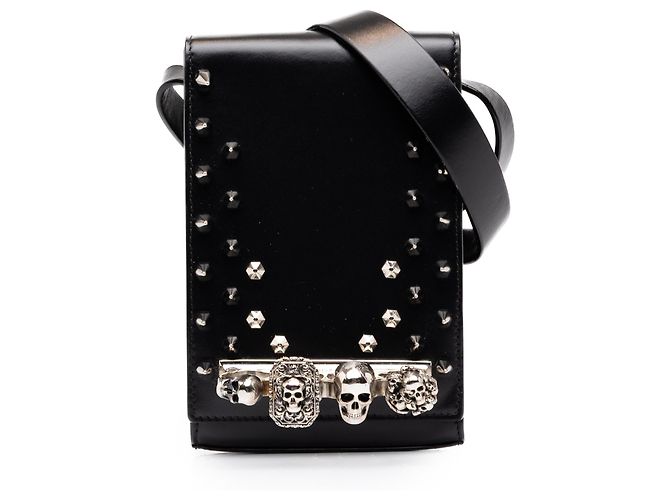 Alexander McQueen Bolsa Crossbody Four Ring em couro preto com tachas e caveira