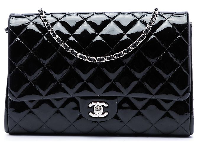 Clutch de aba acolchoada em verniz preto Chanel CC com corrente