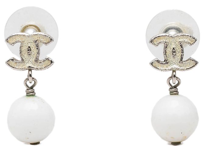 Chanel White CC Ohrringe aus emailliertem Messing mit Kunstperlen