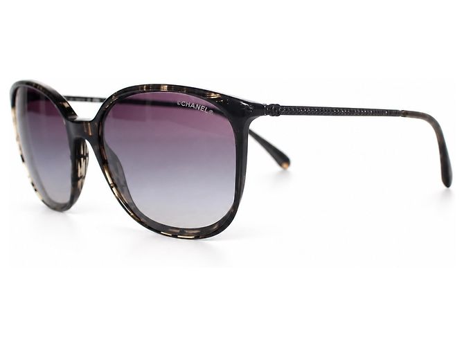 Chanel, Occhiali da sole con stampa grafica e strass