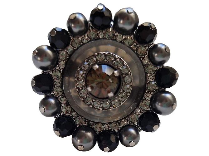 Anel Lanvin com pérolas e pedras pretas