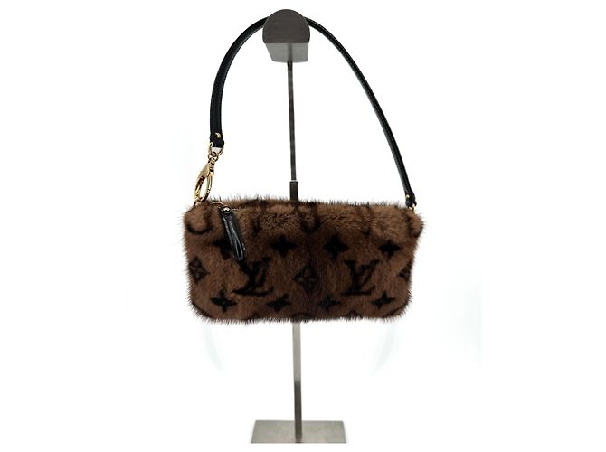 Louis Vuitton Milla — Pochette Vison Mink, 2004