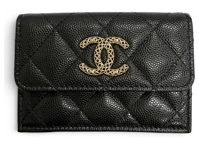 Timeless Cartera tri-fold Chanel de piel de becerro granulada negra