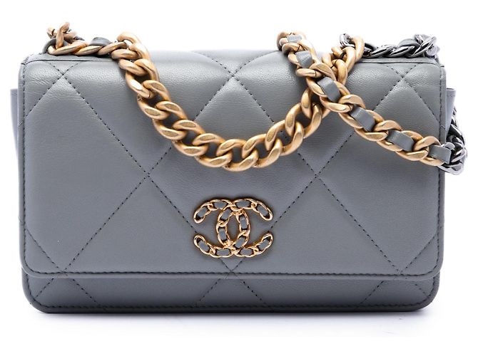 Wallet On Chain Chanel Carteira com corrente 19 em pele de cordeiro acolchoada cinza